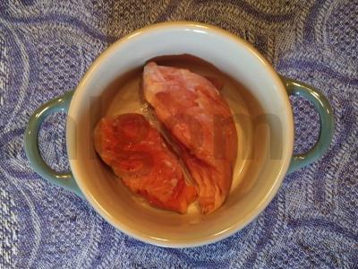 Kepta lašiša kokotnėje Žingsnis 1