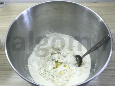 Pica naktiniu tešla su dviem sūrio rūšimis Žingsnis 1