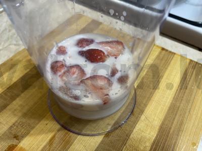 Braškinių ir medaus pieno kokteilis Žingsnis 2