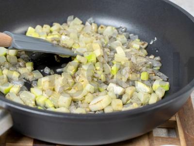 Cukinijų apkepas Žingsnis 1