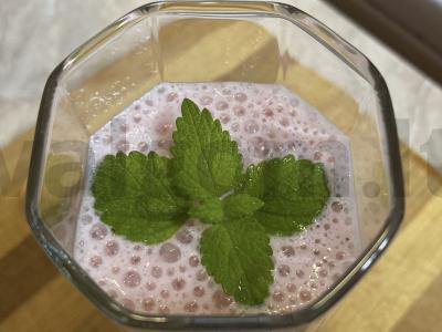 Braškinių ir medaus pieno kokteilis pagrindine nuotrauka