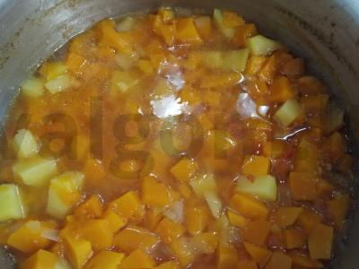 Moliūgų sriuba vištienos sultinyje pagrindine nuotrauka