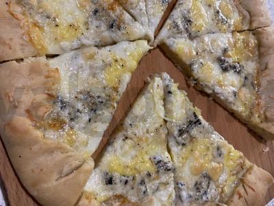 Namų pica „Keturi sūriai“ pagrindine nuotrauka