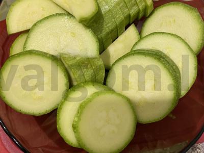 Cukinijos su majonezu, česnaku ir žolelėmis Žingsnis 1