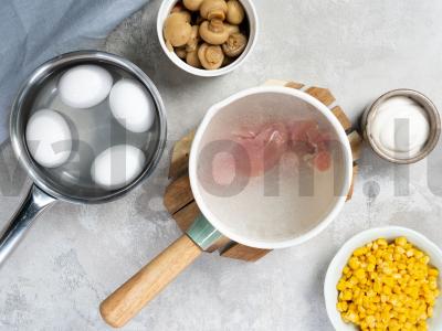 Marinuotų grybų salotos su konservuotais kukurūzais Žingsnis 1