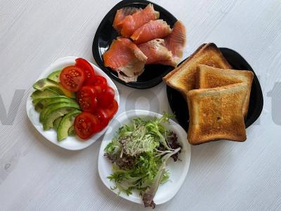 Lengvas, greitas pusryčių patiekalas su avokadu Žingsnis 1