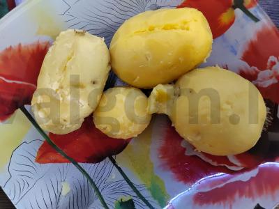 Sotūs daržovių salotos su virta dešra ir žirniais Žingsnis 1