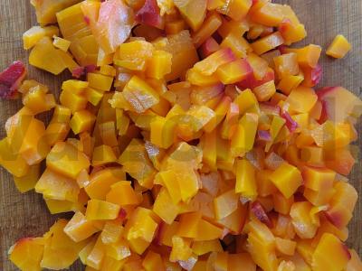 Sotūs daržovių salotos su virta dešra ir žirniais Žingsnis 2