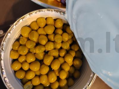 Sotūs daržovių salotos su virta dešra ir žirniais Žingsnis 3