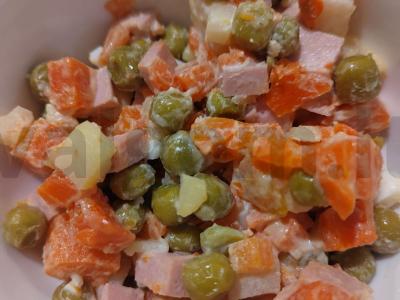 Sotūs daržovių salotos su virta dešra ir žirniais pagrindine nuotrauka