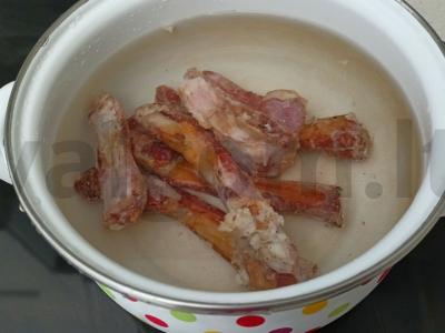 Sriuba su rūkytais mėsos gaminiais ant kiaulienos šonkaulių Žingsnis 2