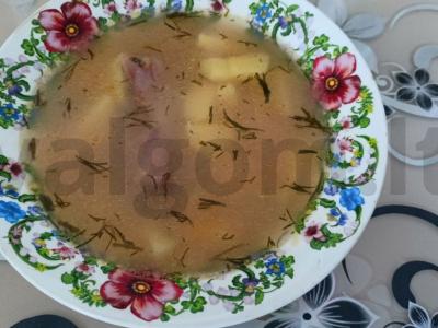 Sriuba su rūkytais mėsos gaminiais ant kiaulienos šonkaulių pagrindine nuotrauka