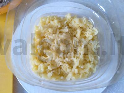 Salotas „Jūriniai motyvai“ su žuvies konservais Žingsnis 3