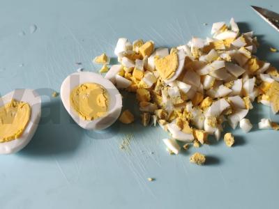 Žirnių ir skrudintų duonos kubelių salotos Žingsnis 2