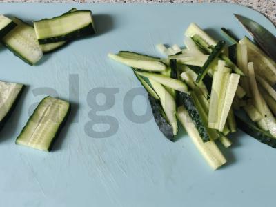 Žirnių ir skrudintų duonos kubelių salotos Žingsnis 3