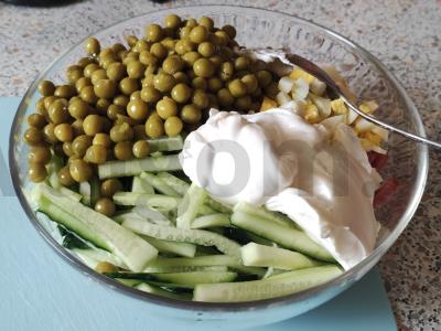 Žirnių ir skrudintų duonos kubelių salotos Žingsnis 5