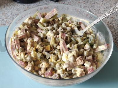 Žirnių ir skrudintų duonos kubelių salotos pagrindine nuotrauka