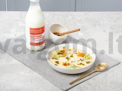 Kukurūzų košė su pienu, moliūgu ir medumi pagrindine nuotrauka