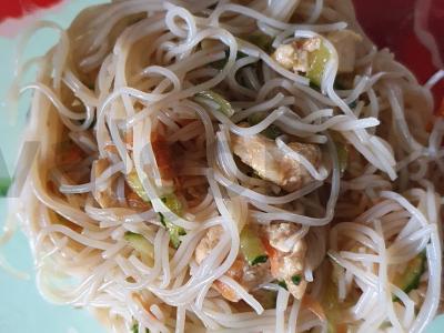 Funchosa su vištiena pagrindine nuotrauka