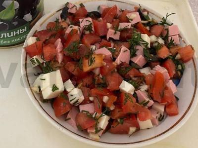 Vasaros salotas su dešra ir alyvuogėmis pagrindine nuotrauka