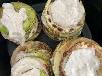 Cukinija grietinės padaže su česnaku pagrindine nuotrauka