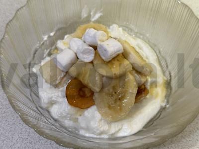 Varškė vaikams su zefyrais ir persikų uogiene pagrindine nuotrauka