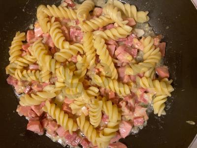 Grietinėlės makaronai „Ula“ su dešra ir sūriu Žingsnis 5