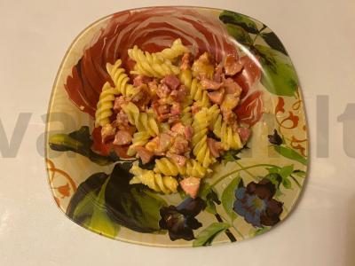 Grietinėlės makaronai „Ula“ su dešra ir sūriu pagrindine nuotrauka