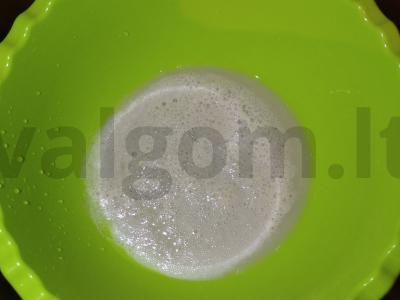 Pica su sūrio dešra ir alyvuogėmis Žingsnis 1