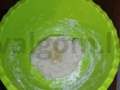 Pica su sūrio dešra ir alyvuogėmis Žingsnis 3