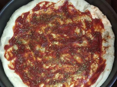 Pica su sūrio dešra ir alyvuogėmis Žingsnis 4