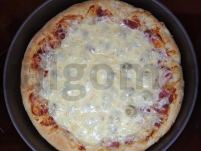 Pica su sūrio dešra ir alyvuogėmis pagrindine nuotrauka