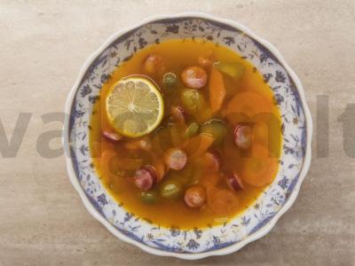 Skani rauginta sriuba su medžiotojų dešrelėmis pagrindine nuotrauka