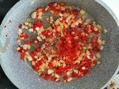 Šakšuka su pomidorais ir žolelėmis Žingsnis 2