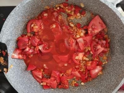 Šakšuka su pomidorais ir žolelėmis Žingsnis 3