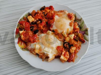 Šakšuka su pomidorais ir žolelėmis pagrindine nuotrauka