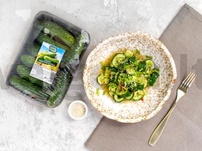 Aromatinga salotų „Sukrėstas agurkas“ pagrindine nuotrauka