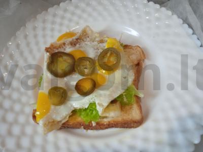 Tostai su putpelių kiaušiniais ir jalapeño pipirais pagrindine nuotrauka