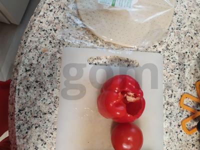 Pica „Mokyklinė“ su dešrelėmis ir saldžiaisiais pipirais Žingsnis 1