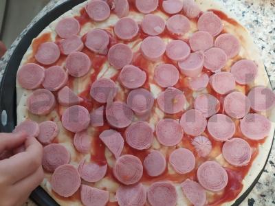 Pica „Mokyklinė“ su dešrelėmis ir saldžiaisiais pipirais Žingsnis 3