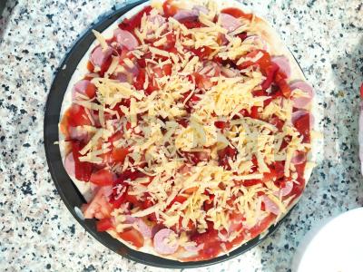 Pica „Mokyklinė“ su dešrelėmis ir saldžiaisiais pipirais Žingsnis 5