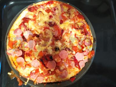 Pica „Mokyklinė“ su dešrelėmis ir saldžiaisiais pipirais pagrindine nuotrauka