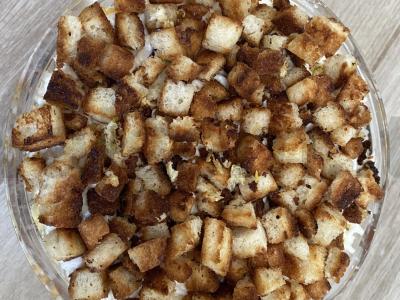 Sluoksniuotas salotas su vištiena, sausainiais ir aguonomis Žingsnis 5