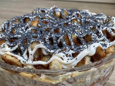 Sluoksniuotas salotas su vištiena, sausainiais ir aguonomis pagrindine nuotrauka