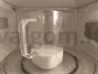 Kava su pienu naudojant prancūzišką presą Žingsnis 1