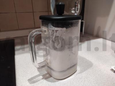 Kava su pienu naudojant prancūzišką presą Žingsnis 2