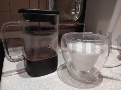 Kava su pienu naudojant prancūzišką presą Žingsnis 3