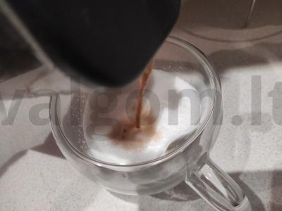 Kava su pienu naudojant prancūzišką presą Žingsnis 4