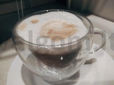 Kava su pienu naudojant prancūzišką presą pagrindine nuotrauka