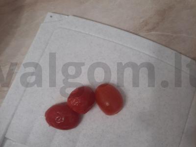 Šviežių daržovių salotos su feta, raudonuoju svogūnu ir raudonėliu Žingsnis 1